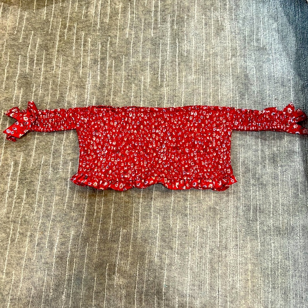 Cute going out/summer crop top! Perfect for summer. Great condition no stains.